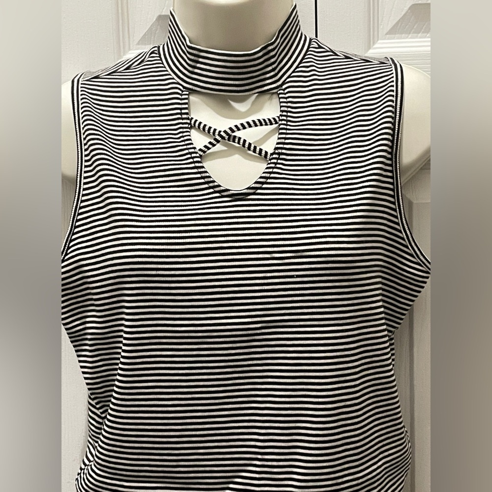 Striped Black and White Sleeveless Top
Very cute
Never worn
Poly spandex